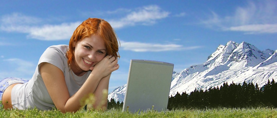 Frau die schöne Webseiten mit dem weblica Designer entwickelt